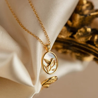 Collier Pearl Hummingbird par Caitlyn Minimalist • Collier pendentif oiseau vintage • Collier oiseau perle • Cadeau pour les amoureux des oiseaux • NR183