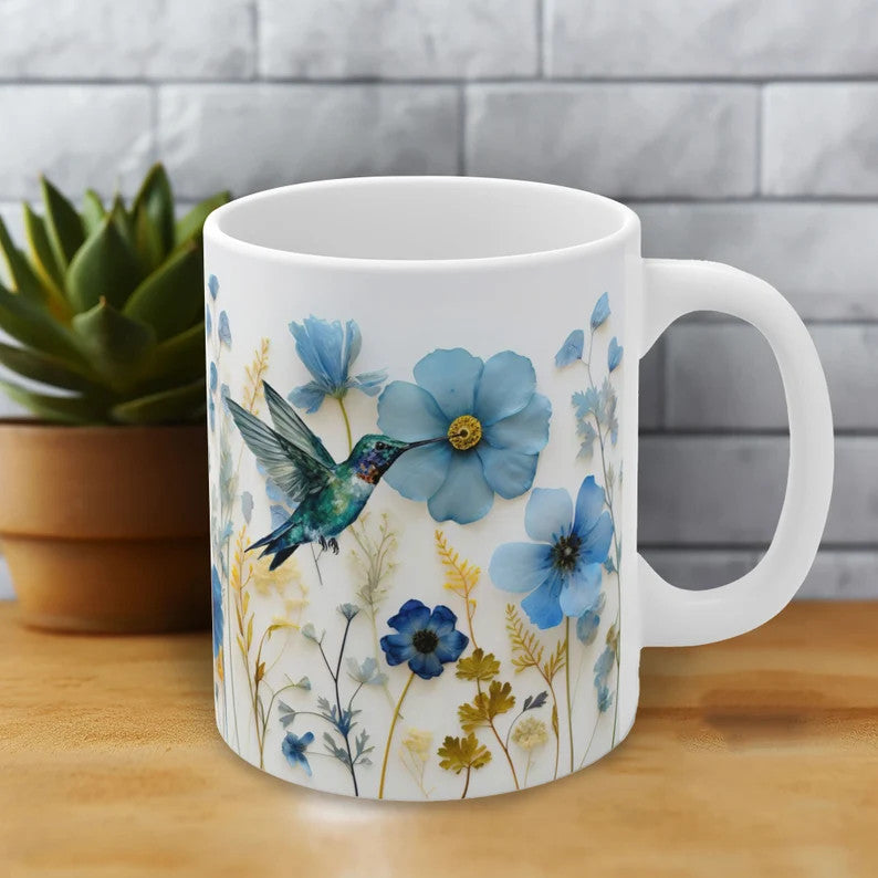 Tasse mit gepressten Blumen und Kolibri – florale Eleganz trifft auf die Harmonie der Natur