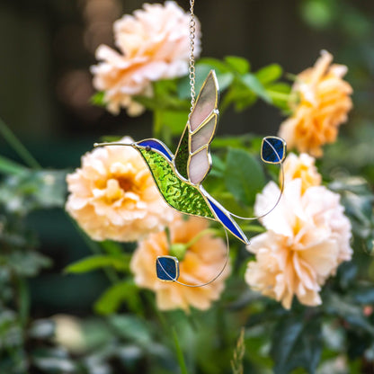 Schlägerschwanz-Kolibri hängend