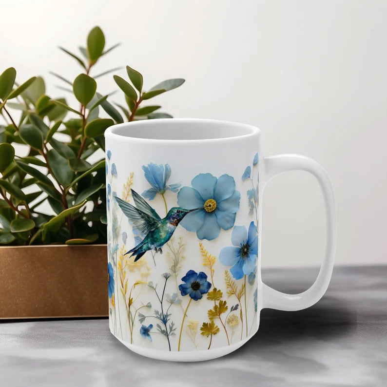 Tasse mit gepressten Blumen und Kolibri – florale Eleganz trifft auf die Harmonie der Natur