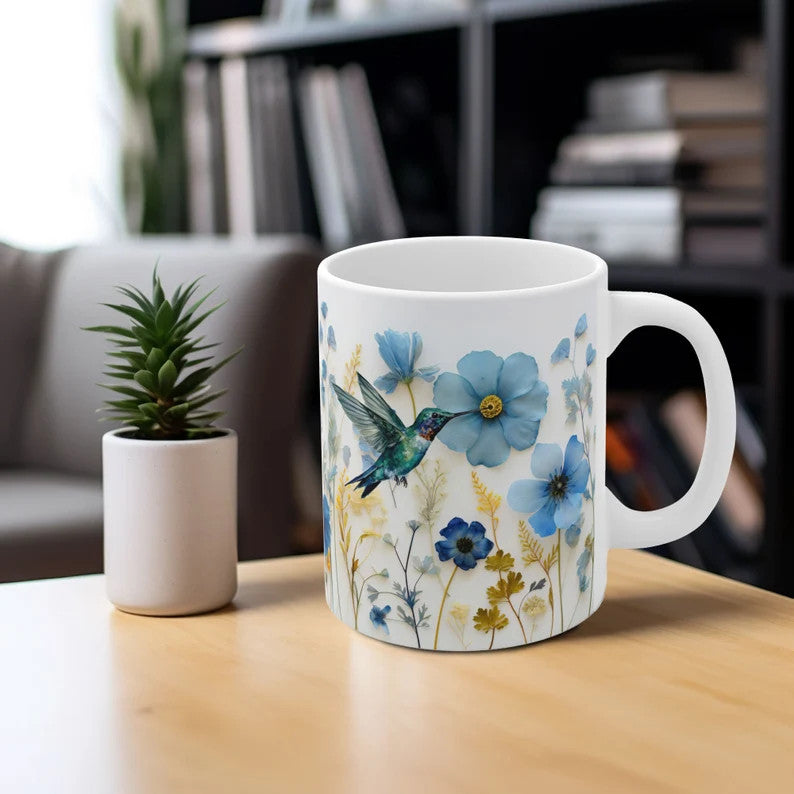 Tasse mit gepressten Blumen und Kolibri – florale Eleganz trifft auf die Harmonie der Natur