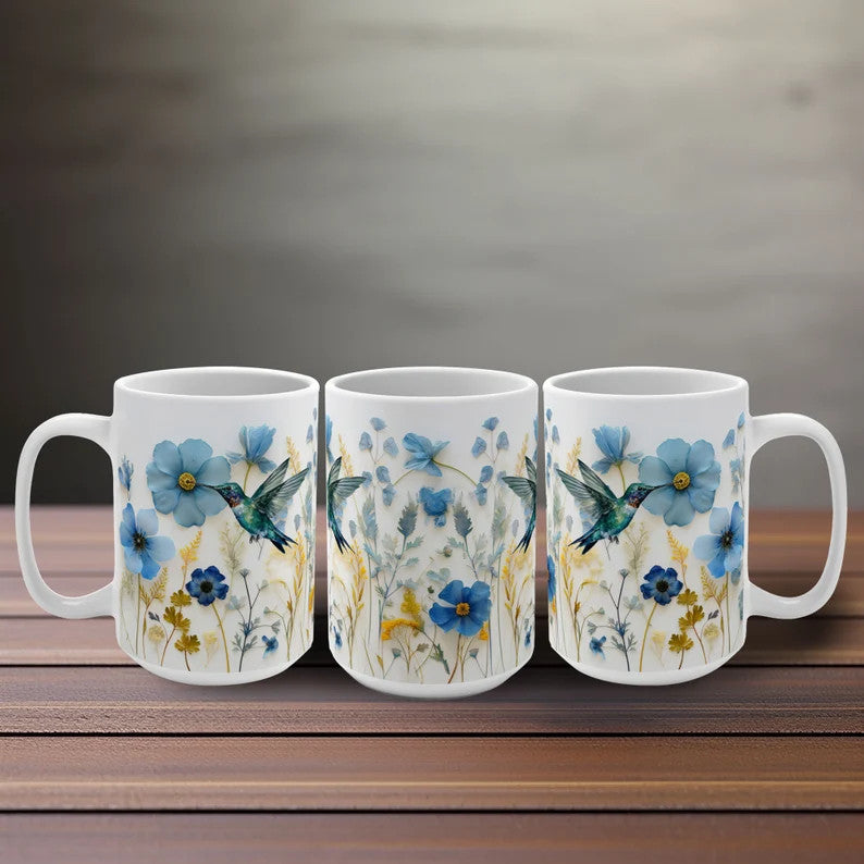 Tasse mit gepressten Blumen und Kolibri – florale Eleganz trifft auf die Harmonie der Natur