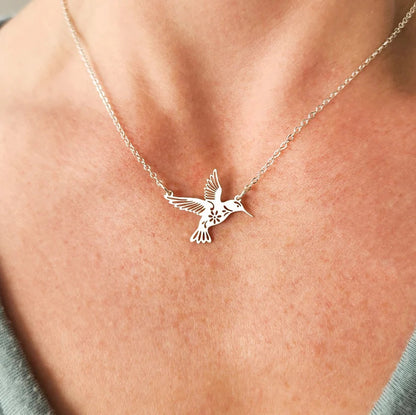 Collier Colibri • Bijoux de charme pour amoureux des oiseaux en argent sterling • Cadeau Hummer aviaire géométrique découpé • Silhouette ailée aux contours complexes