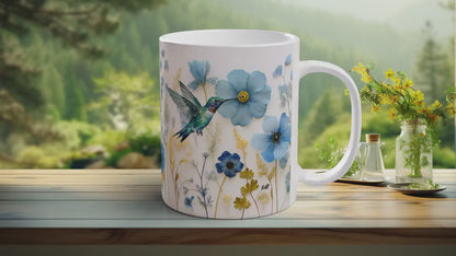 Tasse mit gepressten Blumen und Kolibri – florale Eleganz trifft auf die Harmonie der Natur