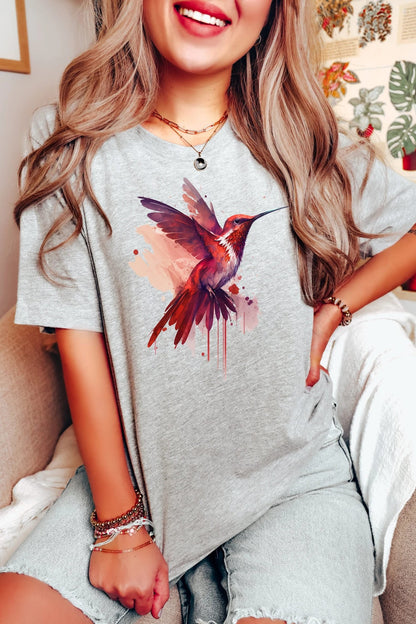 Lebendiges Kolibri-Shirt | T-Shirt mit Aquarell-Grafik | Übergroßes künstlerisches Tier-T-Shirt | Von der Natur inspiriertes Geschenk für sie | Einzigartiges Vogelbeobachtungs-Top