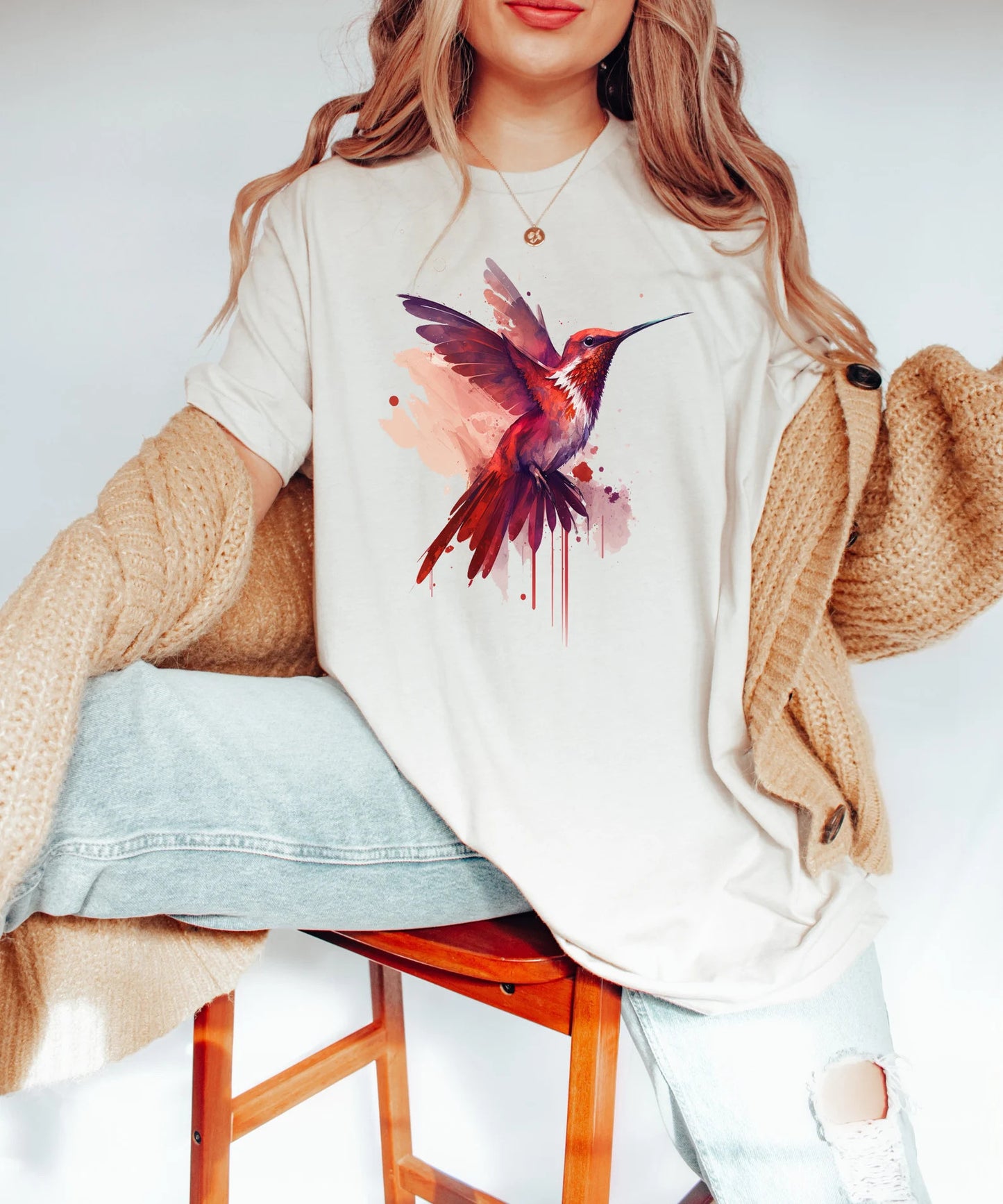 Chemise vibrante de colibri | Tee-shirt graphique aquarelle | TShirt animal artistique surdimensionné | Cadeau inspiré de la nature pour elle | Haut d’observation des oiseaux unique