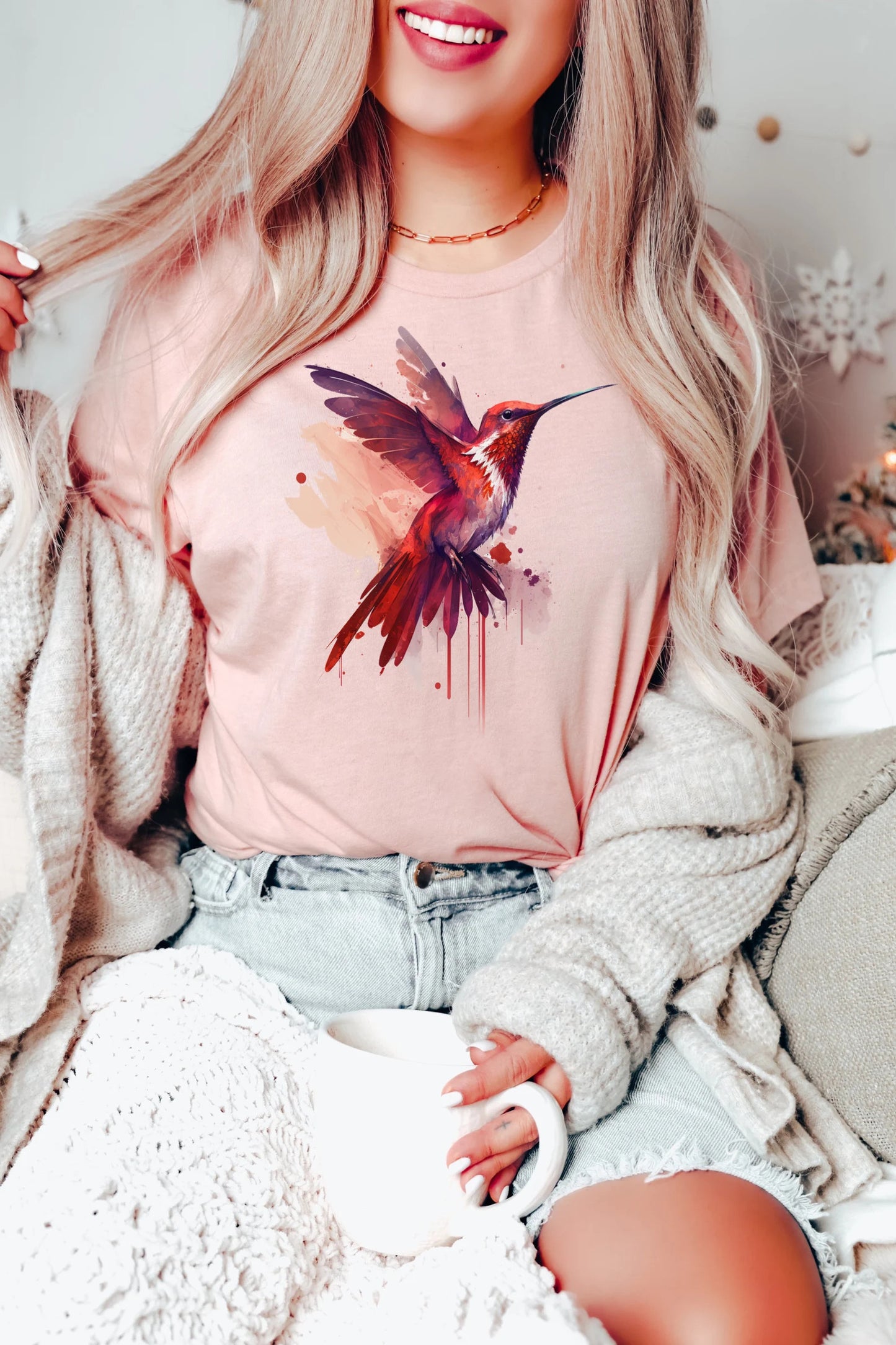 Chemise vibrante de colibri | Tee-shirt graphique aquarelle | TShirt animal artistique surdimensionné | Cadeau inspiré de la nature pour elle | Haut d’observation des oiseaux unique