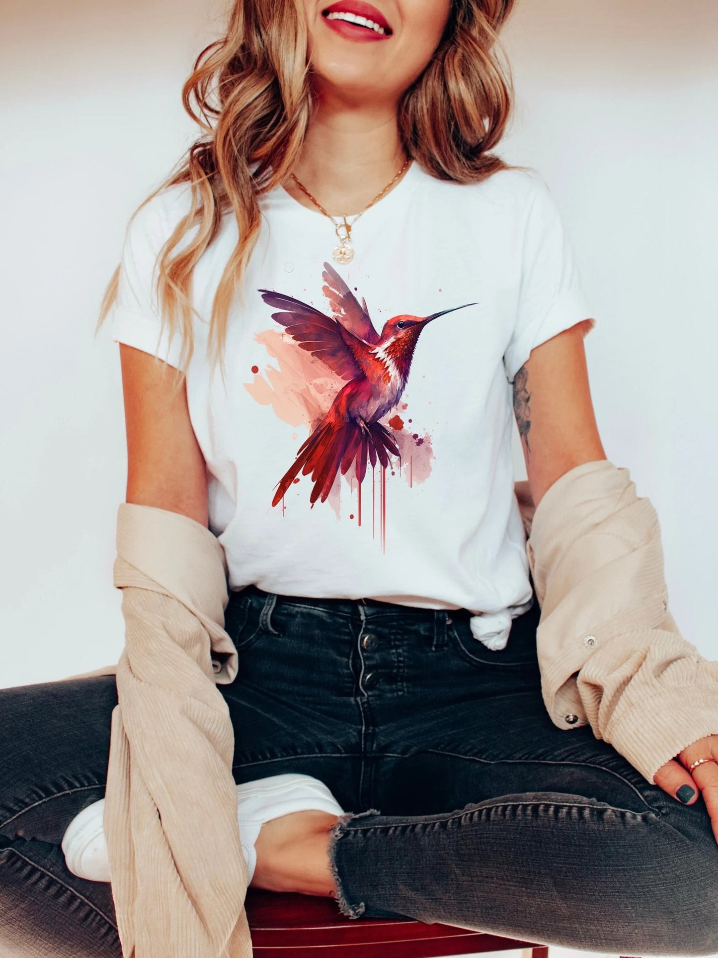 Chemise vibrante de colibri | Tee-shirt graphique aquarelle | TShirt animal artistique surdimensionné | Cadeau inspiré de la nature pour elle | Haut d’observation des oiseaux unique