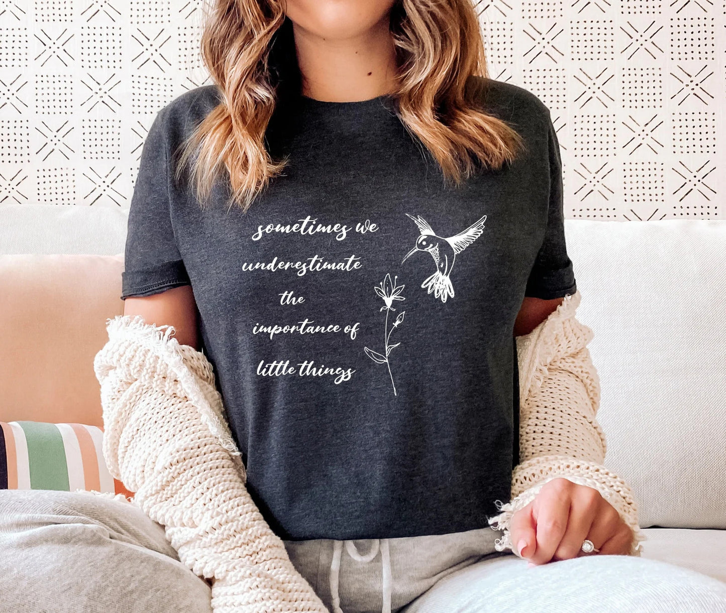 Chemise de colibri inspirante, t-shirt floral de colibri, cadeau d’amant de colibri pour elle, tee-shirt silhouette d’oiseau, t-shirts d’oiseaux