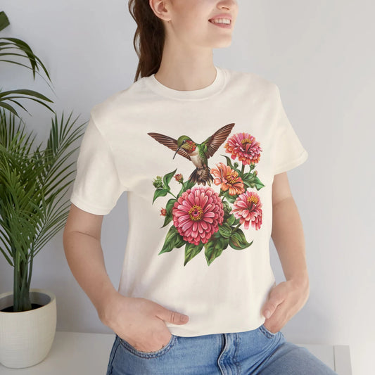 Impression d’art botanique inspirée de la nature avec des colibris réalistes et des fleurs de zinnia roses vibrantes pour la conception de t-shirts