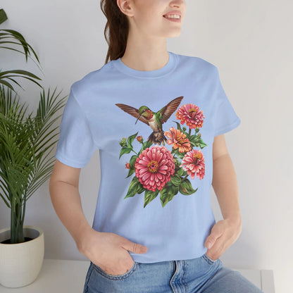 Impression d’art botanique inspirée de la nature avec des colibris réalistes et des fleurs de zinnia roses vibrantes pour la conception de t-shirts