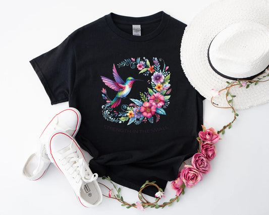 Kolibri-Shirt im Bohemian-Stil. T-Shirt mit bunten Blumen aus der Natur, gute Energie. Vogel-Cottagecore-T-Shirt. Frühlingsbotanisches Shirt Vogel