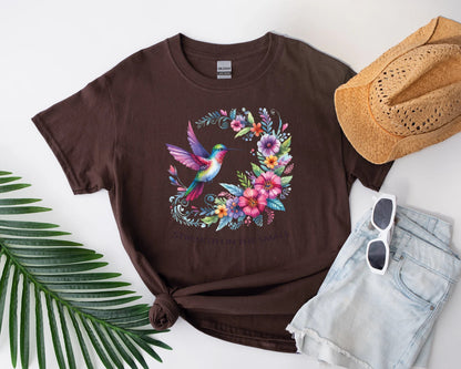 Kolibri-Shirt im Bohemian-Stil. T-Shirt mit bunten Blumen aus der Natur, gute Energie. Vogel-Cottagecore-T-Shirt. Frühlingsbotanisches Shirt Vogel