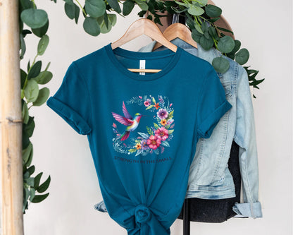 Kolibri-Shirt im Bohemian-Stil. T-Shirt mit bunten Blumen aus der Natur, gute Energie. Vogel-Cottagecore-T-Shirt. Frühlingsbotanisches Shirt Vogel