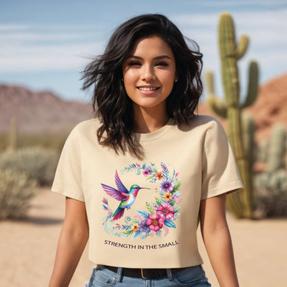 Kolibri-Shirt im Bohemian-Stil. T-Shirt mit bunten Blumen aus der Natur, gute Energie. Vogel-Cottagecore-T-Shirt. Frühlingsbotanisches Shirt Vogel