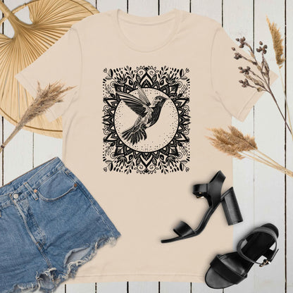 Style linocut de t-shirt floral Colibri. T-shirt mandala fleuri. Chemise oiseau fleuri noir et blanc. Chemise oiseau tropical. T-shirt amoureux des oiseaux