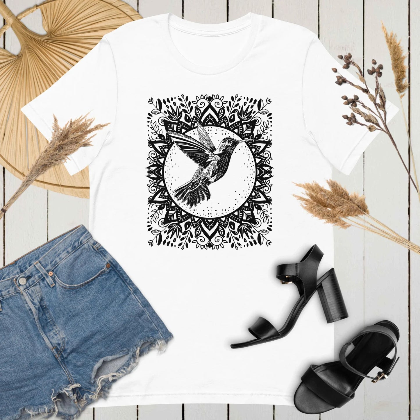 Style linocut de t-shirt floral Colibri. T-shirt mandala fleuri. Chemise oiseau fleuri noir et blanc. Chemise oiseau tropical. T-shirt amoureux des oiseaux