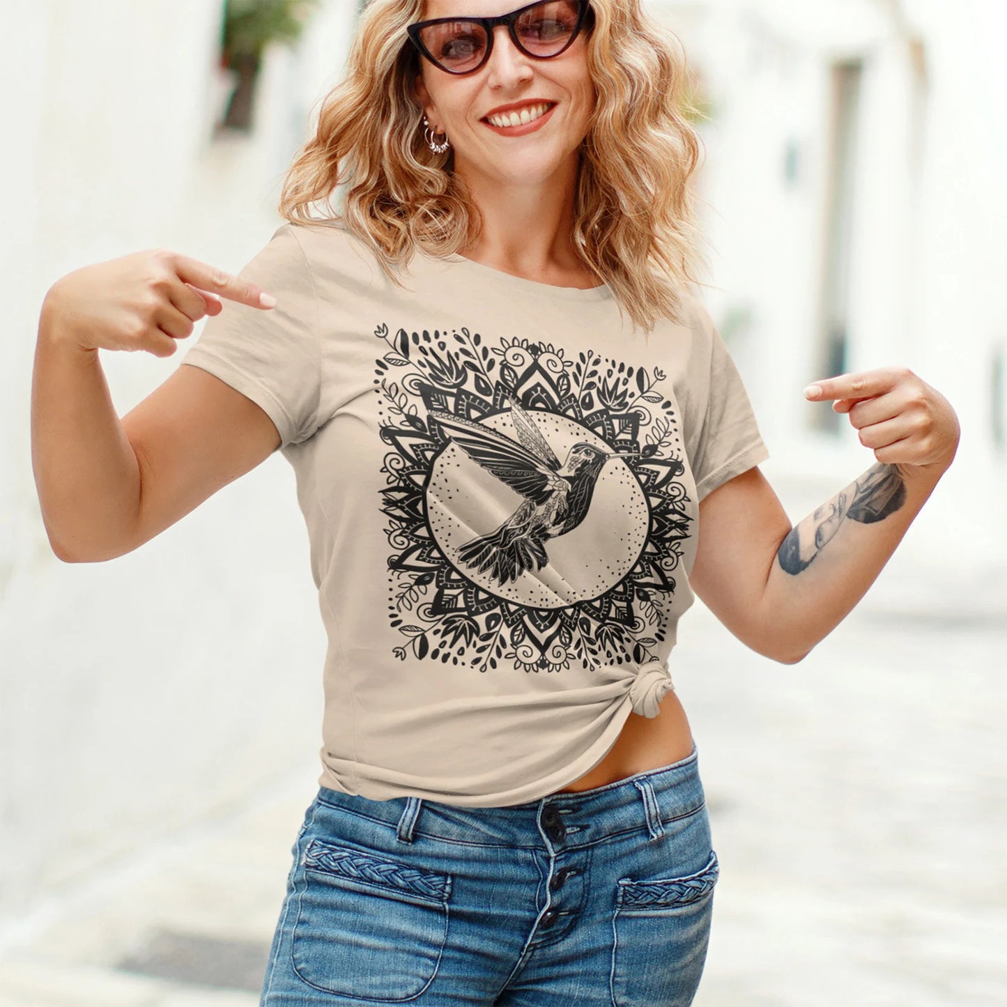 Florales Kolibri-T-Shirt im Linolschnitt-Stil. Florales Mandala-T-Shirt. Schwarz-weißes florales Vogel-Shirt. Tropisches Vogel-Shirt. Vogelliebhaber-T-Shirt