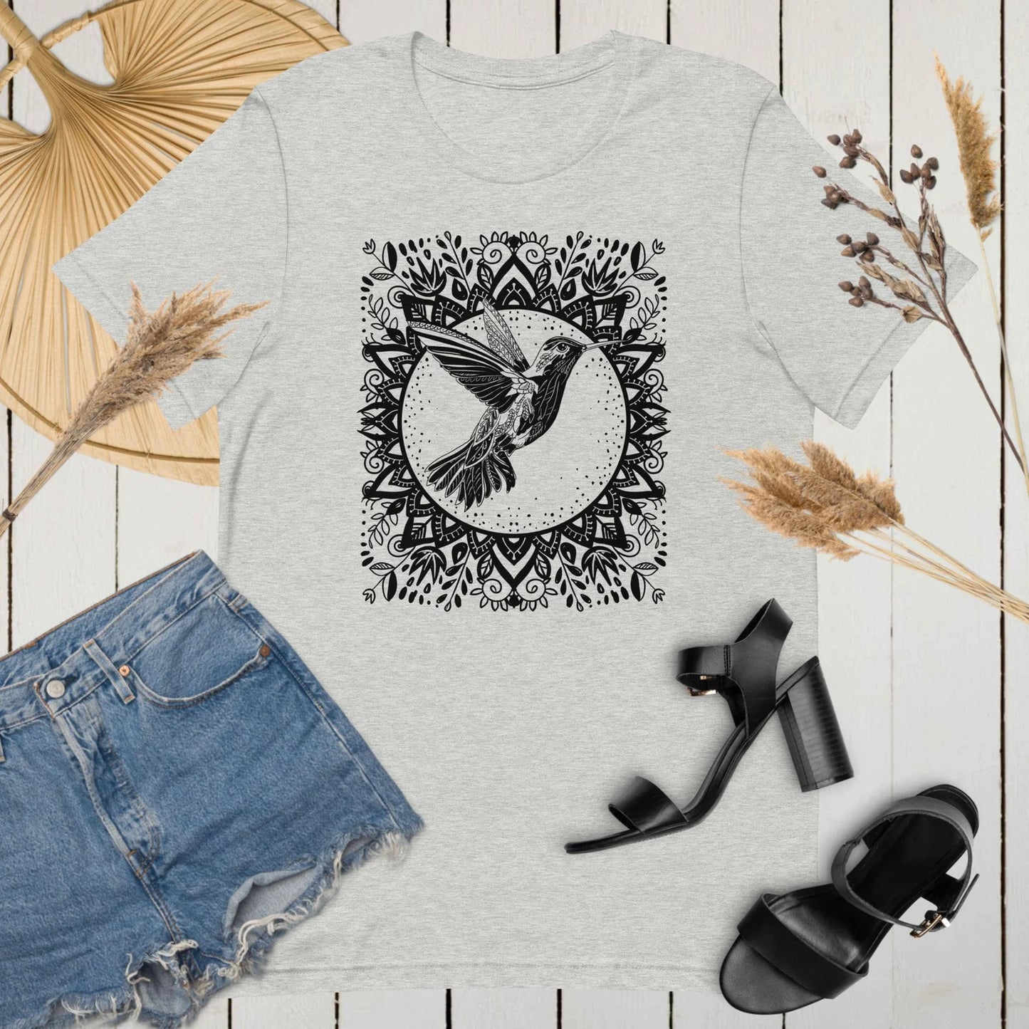 Style linocut de t-shirt floral Colibri. T-shirt mandala fleuri. Chemise oiseau fleuri noir et blanc. Chemise oiseau tropical. T-shirt amoureux des oiseaux