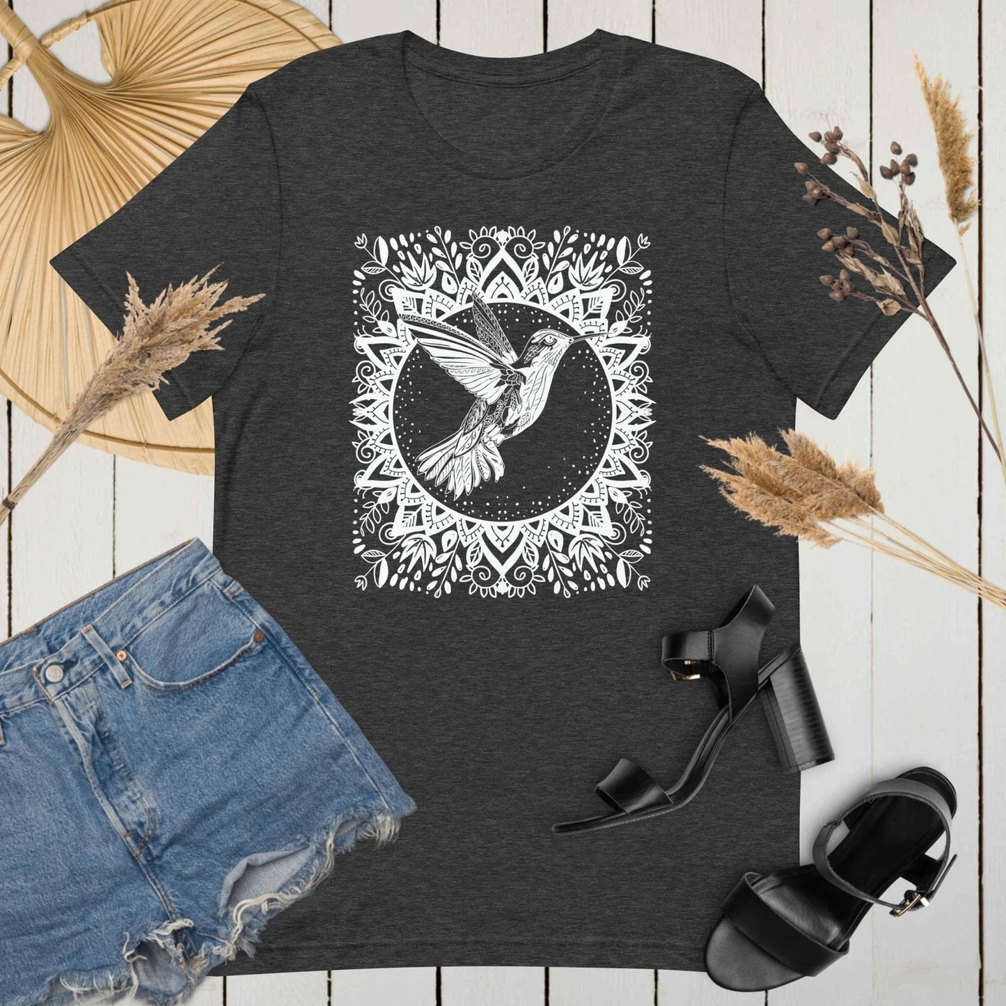 Florales Kolibri-T-Shirt im Linolschnitt-Stil. Florales Mandala-T-Shirt. Schwarz-weißes florales Vogel-Shirt. Tropisches Vogel-Shirt. Vogelliebhaber-T-Shirt