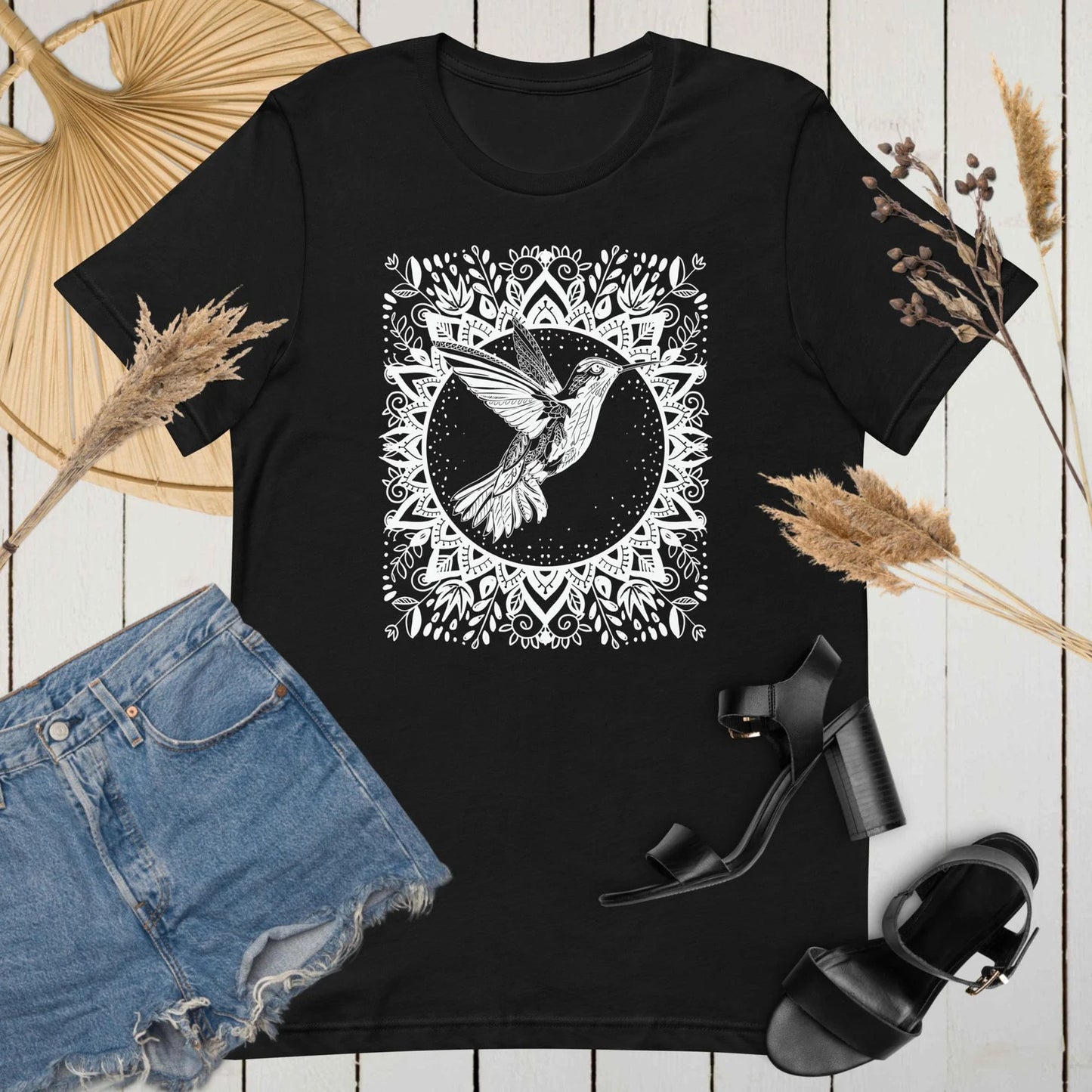 Style linocut de t-shirt floral Colibri. T-shirt mandala fleuri. Chemise oiseau fleuri noir et blanc. Chemise oiseau tropical. T-shirt amoureux des oiseaux