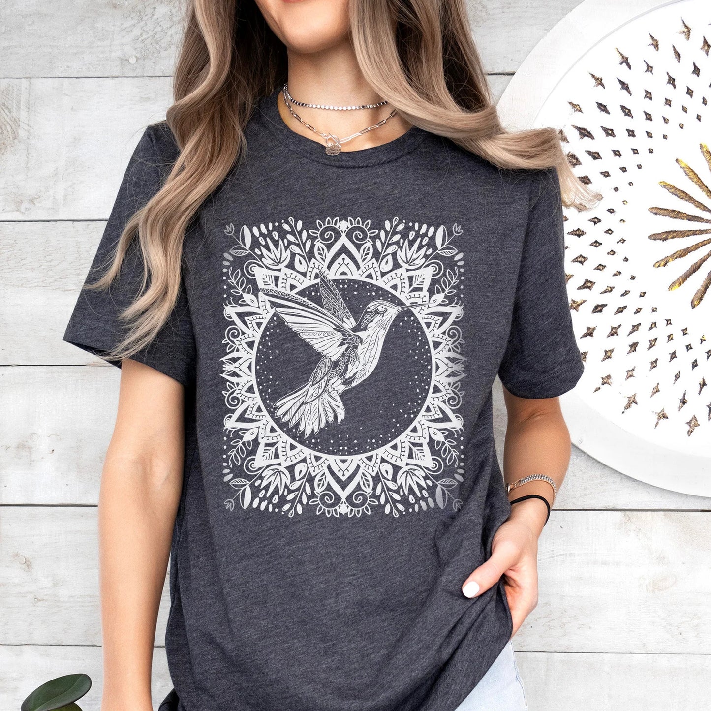 Florales Kolibri-T-Shirt im Linolschnitt-Stil. Florales Mandala-T-Shirt. Schwarz-weißes florales Vogel-Shirt. Tropisches Vogel-Shirt. Vogelliebhaber-T-Shirt