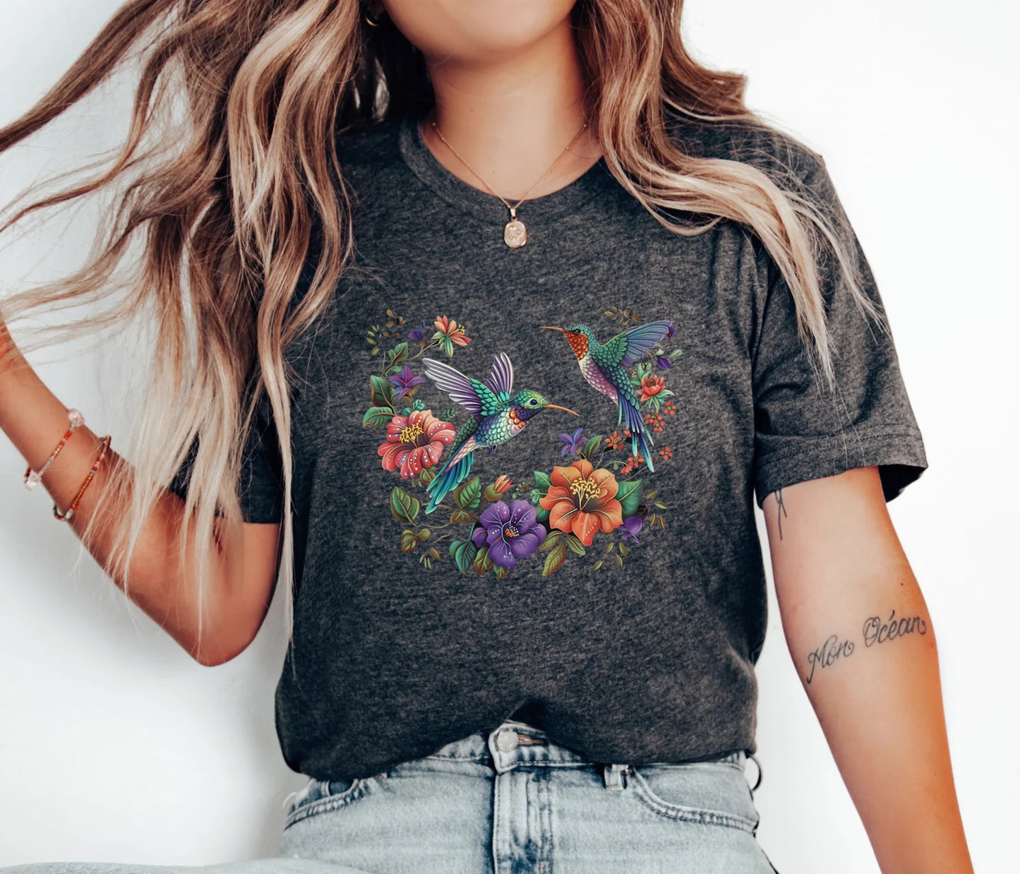 Florales Kolibri T-Shirt, Farbenfroher Naturvogel-Print, Lässiges Sommer-T-Shirt, Damen-Mode-Top, Geschenk für Vogelbeobachter