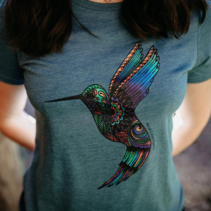 Farbenfrohes Kolibri-T-Shirt mit entspannter Passform