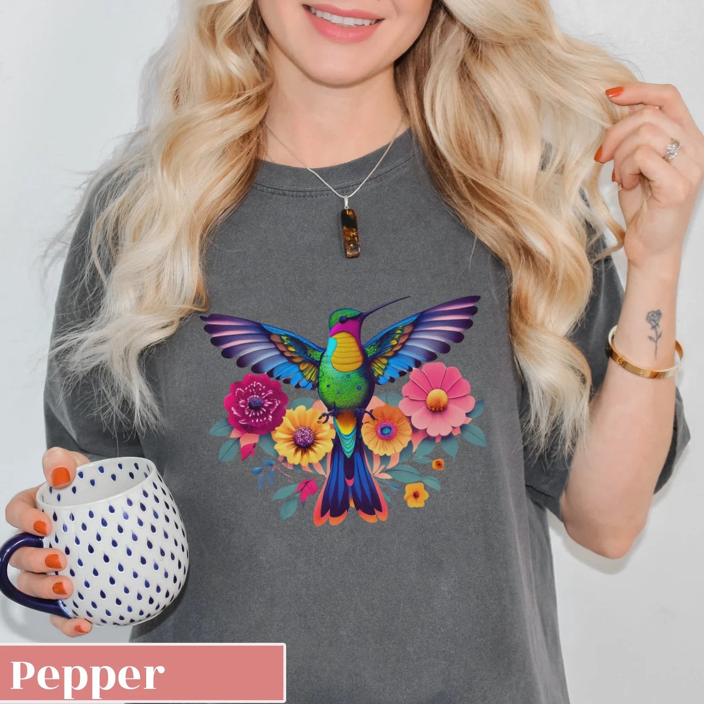 Chemise florale de colibri, tee-shirt d’amoureux des animaux, t-shirt d’oiseau à la mode, cadeau pour elle, tee-shirt d’amoureux d’oiseaux, dessus de fleur d’oiseau de printemps, idée de cadeau d’observation des oiseaux