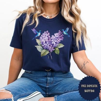 Kolibri T-Shirt, Frühlingsvogel Liebhaber Flieder Vogel Shirt, Kolibri Wildblumen Geschenk, Wildlife Shirt, Damen Plus Size Floral Damen T-Shirt