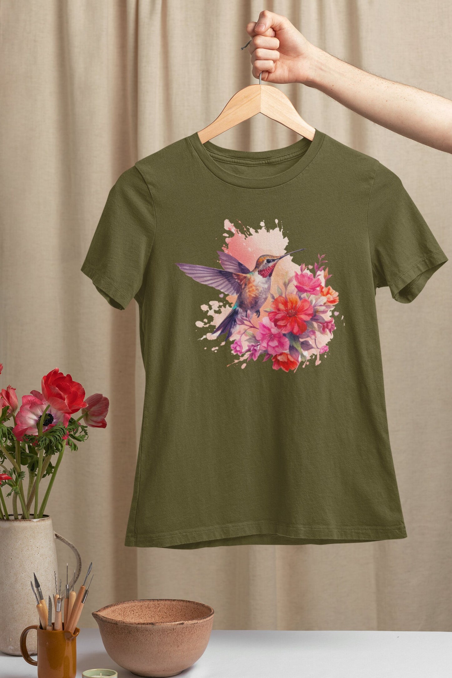 Chemise florale de colibri, tee-shirt d’amoureux d’animal, tee-shirt de fleur et d’oiseau à la mode, cadeau pour elle, t-shirt d’amoureux d’oiseau, oiseaux de ressort et chemise de fleur