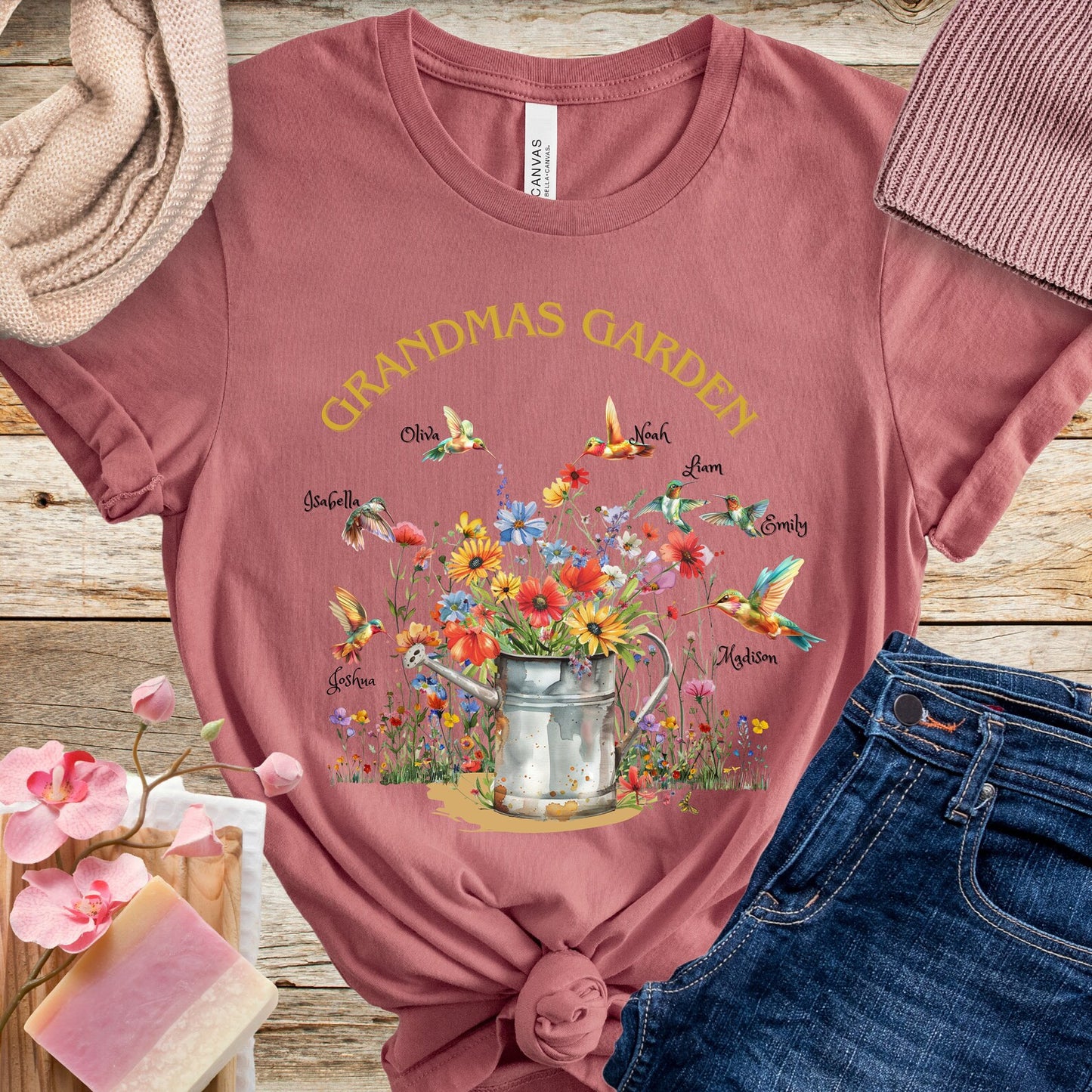 Grand-mère Humming Birds Garden T-shirt Personnalisé Petit-enfant Noms Fleur remplie d’eau Peut Grand-mère T-Shirt Chemise personnalisée Chemise femme Tendance