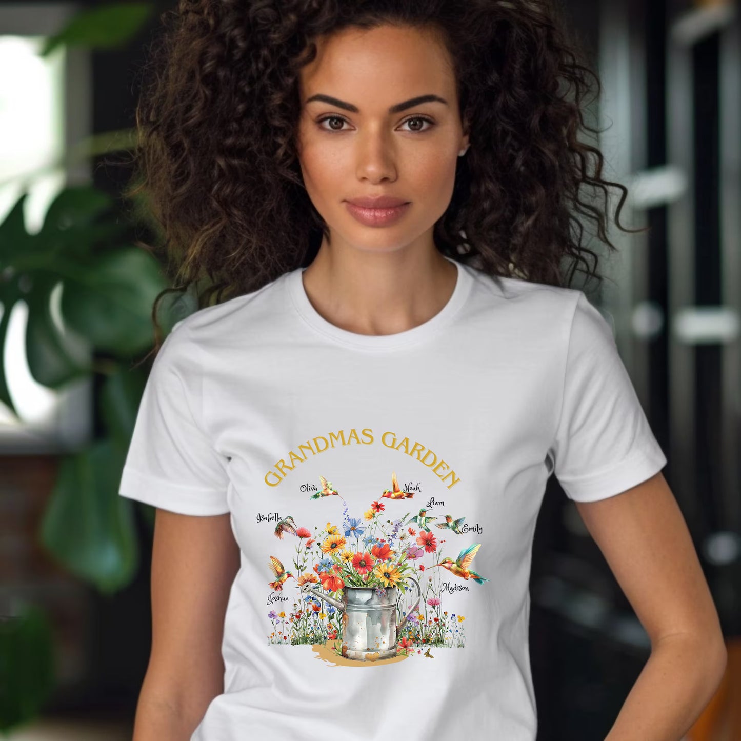 Grand-mère Humming Birds Garden T-shirt Personnalisé Petit-enfant Noms Fleur remplie d’eau Peut Grand-mère T-Shirt Chemise personnalisée Chemise femme Tendance