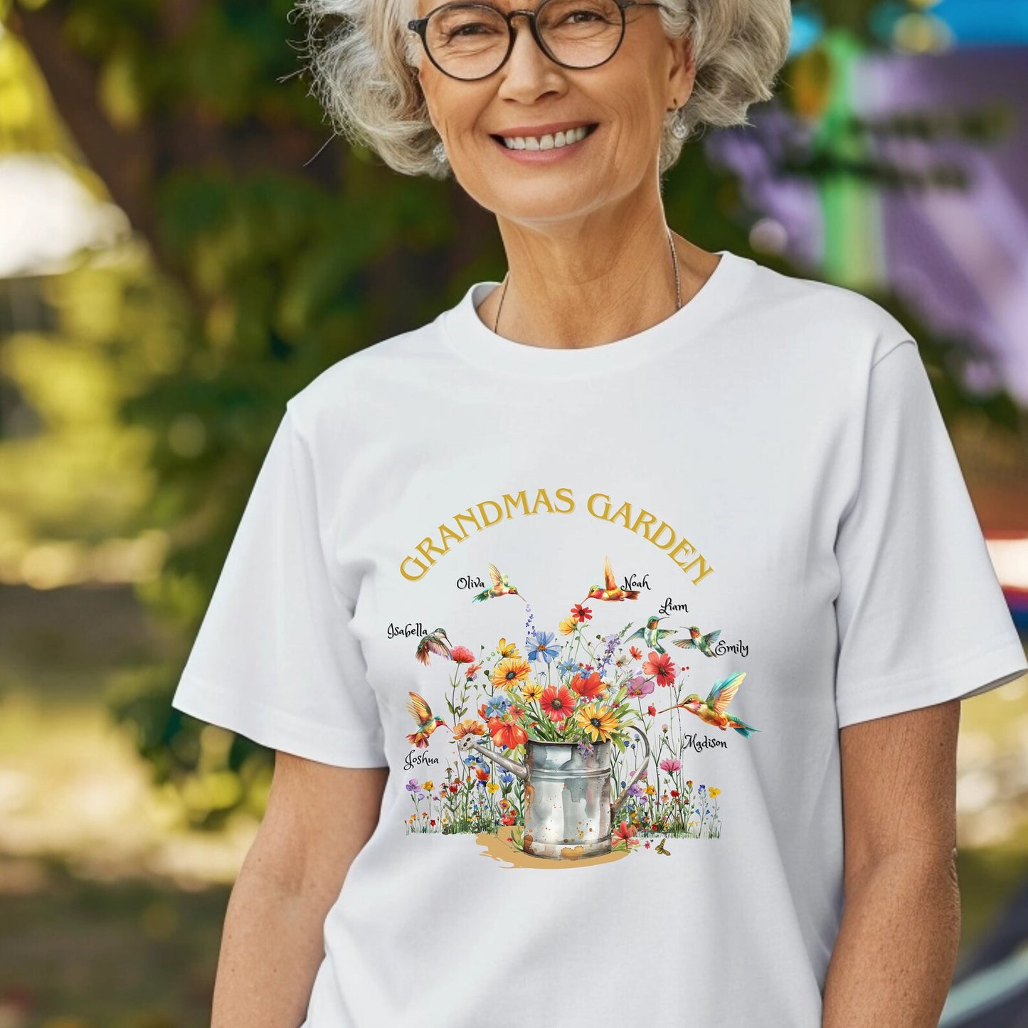 Omas Kolibri Garten T-Shirt Benutzerdefinierte Enkelkinder Namen Blumen gefüllte Wasserkanne Oma T-Shirt personalisiertes Shirt Damen Shirt Trending