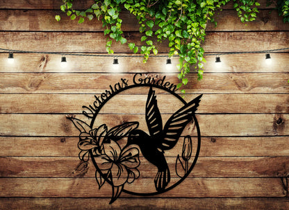 Personalisiertes Kolibri-Gartendekor aus Metall, Blumenbeet-Dekor, individuelles Gartennamen-Dekor, Geschenk zur Wohnungserwärmung, Vogel- und Blumendesign, Metallkunst